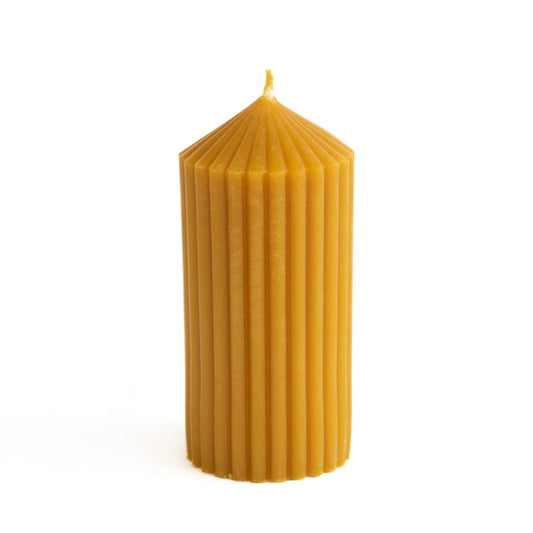 Bougie cylindrique en cire d'abeille naturelle avec reliefs striés, 40 heures de combustion, fabriquée artisanalement en France