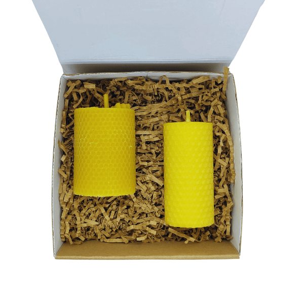 Vu de haut du coffret deux bougies en cire d'abeille