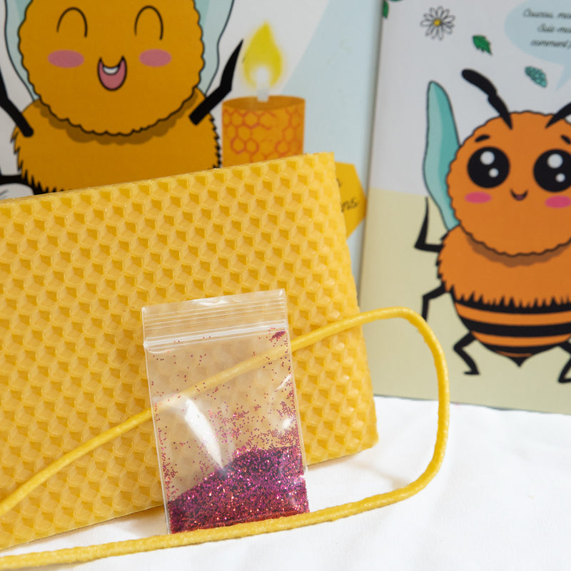 Zoom sur les éléments du kit de bougie en cire d’abeille : plaque gaufrée, mèche en coton, sachet de paillettes roses – activité créative pour enfants La Fabrique de l’Abeille
