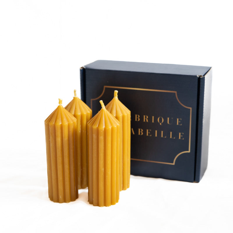 Lot de quatre bougies cylindriques en cire d’abeille naturelle, 10 heures de combustion chacune, finition striée, avec coffret La Fabrique de l’Abeille