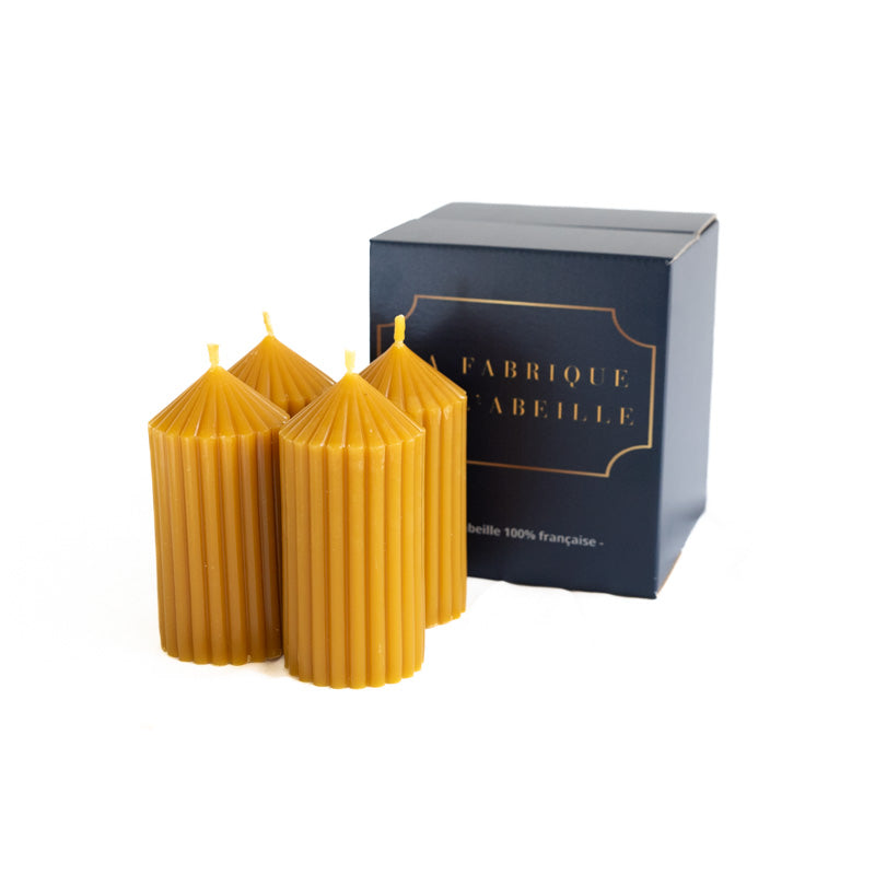 Lot de quatre bougies cylindriques en cire d’abeille naturelle, 30 heures de combustion chacune, finition striée, avec coffret La Fabrique de l’Abeille