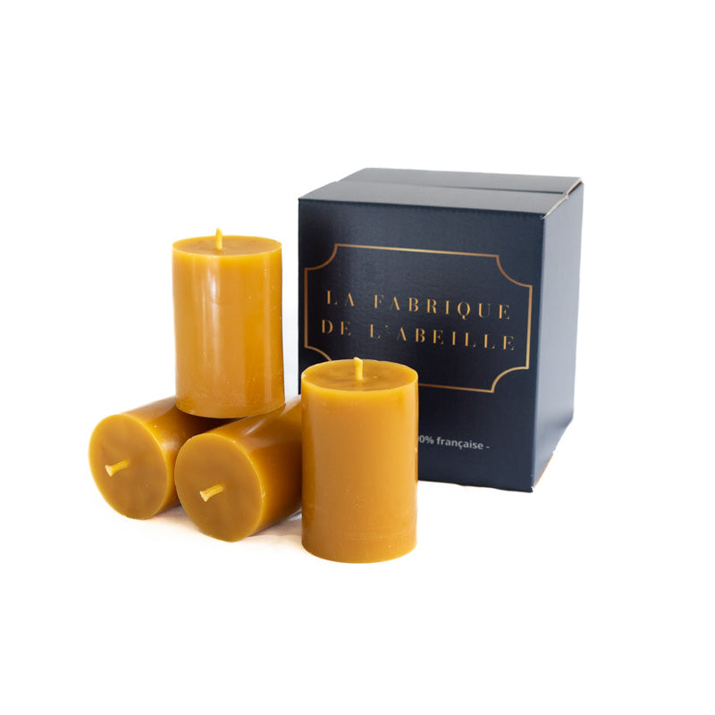 Quatre bougies lisses cylindriques en cire d’abeille naturelle avec coffret La Fabrique de l’Abeille – fabrication artisanale française – combustion 12 heures