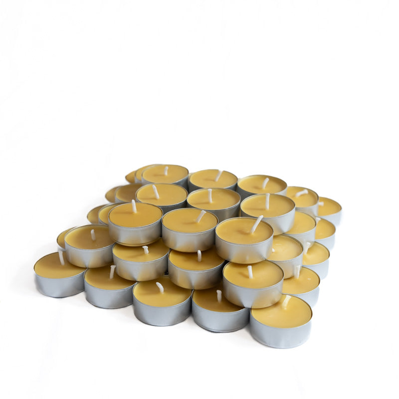 Lot de 50 bougies chauffe-plat en cire d’abeille, disposées en pyramide, sur fond blanc