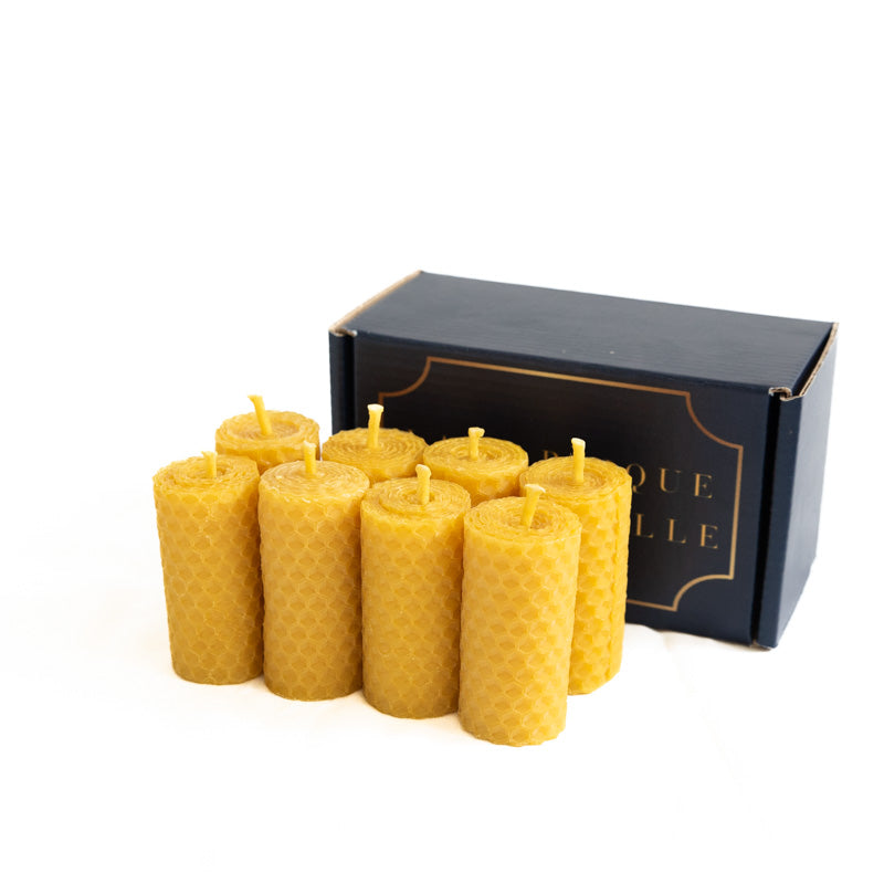 Coffret de 8 petites bougies roulées en cire d’abeille naturelle, finition gaufrée, fabrication artisanale française – La Fabrique de l’Abeille