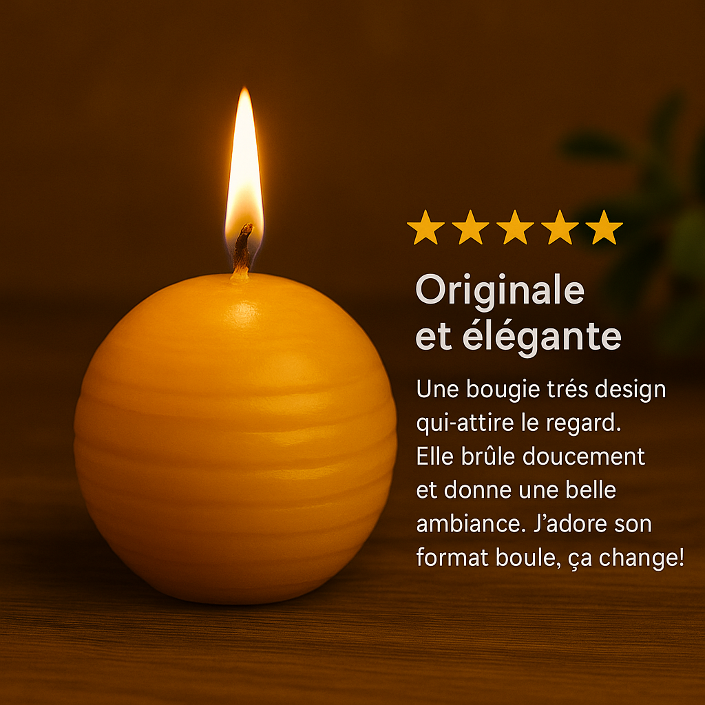 Bougie boule en cire d’abeille allumée, posée sur une table en bois dans une ambiance chaleureuse, accompagnée d’un avis client cinq étoiles mettant en valeur son design original et son effet décoratif.