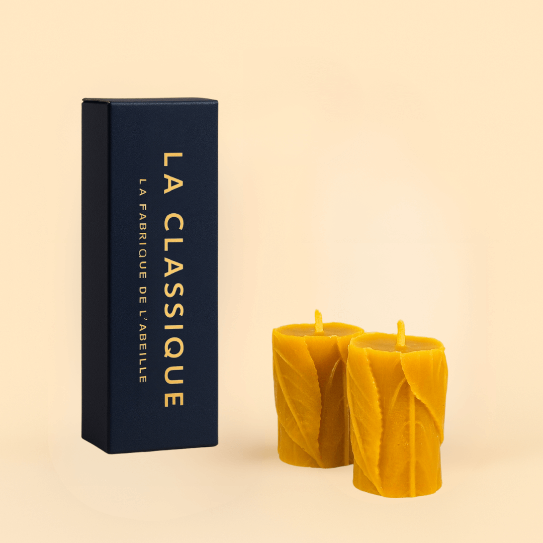 Bougie feuille en cire d’abeille naturelle – environ 12h de combustion, avec packaging “LA CLASSIQUE” de La Fabrique de l’Abeille, bougie artisanale au design végétal et écologique.