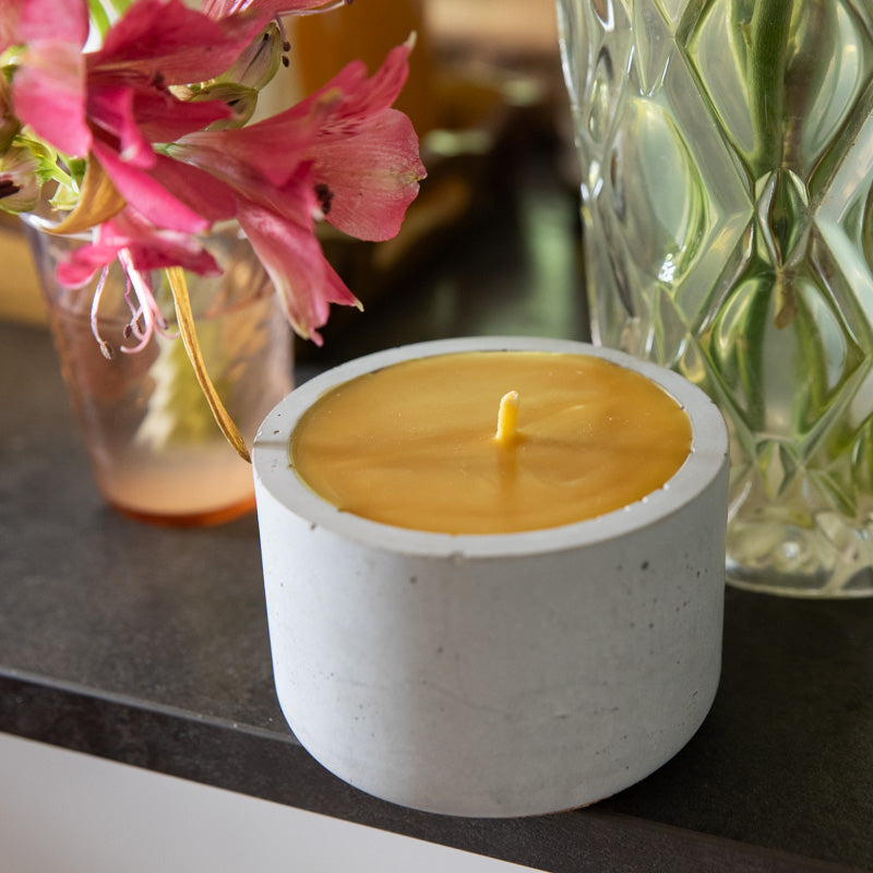 bougie dans un pot en beton