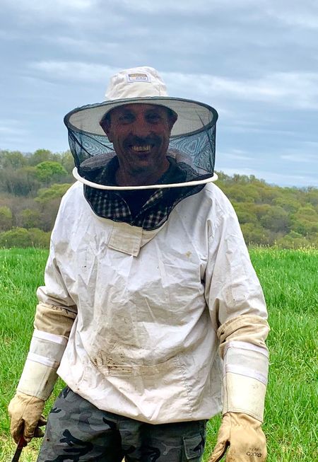 Emile apiculteur et récolteur de cire d'abeille naturelle pour bougie