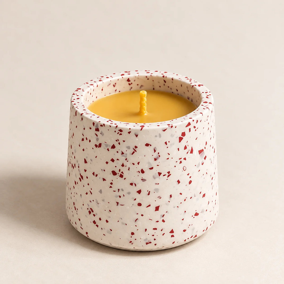 Grande bougie de Noël en cire d'abeille, pot terrazzo ivoire à éclats grenat, coloris Flocon grenat
