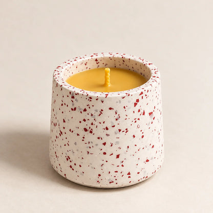 Grande bougie de Noël en cire d'abeille, pot terrazzo ivoire à éclats grenat, coloris Flocon grenat