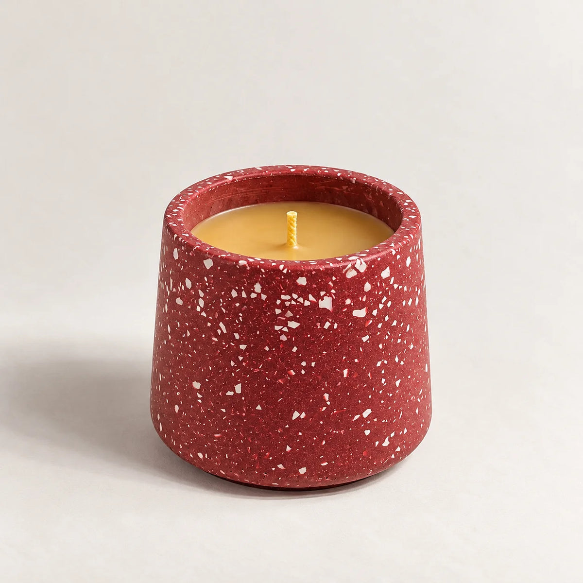 Grande bougie de Noël en cire d'abeille, pot terrazzo rouge grenat à éclats blancs, coloris Grenat étoilé
