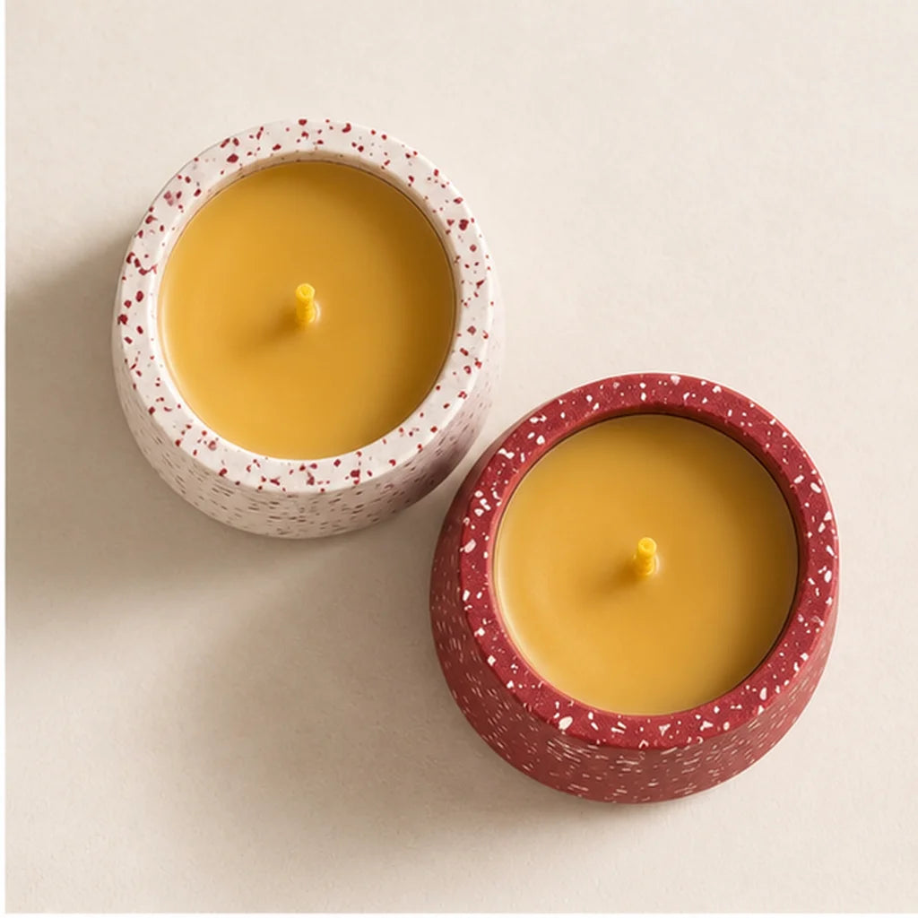 Vue du dessus des deux bougies de Noël, surface de cire d'abeille dorée et mèche