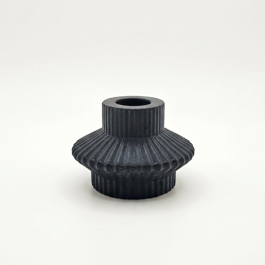 Bougeoir évasé jesmonite noir pour chandelle - La Fabrique de l'Abeille
