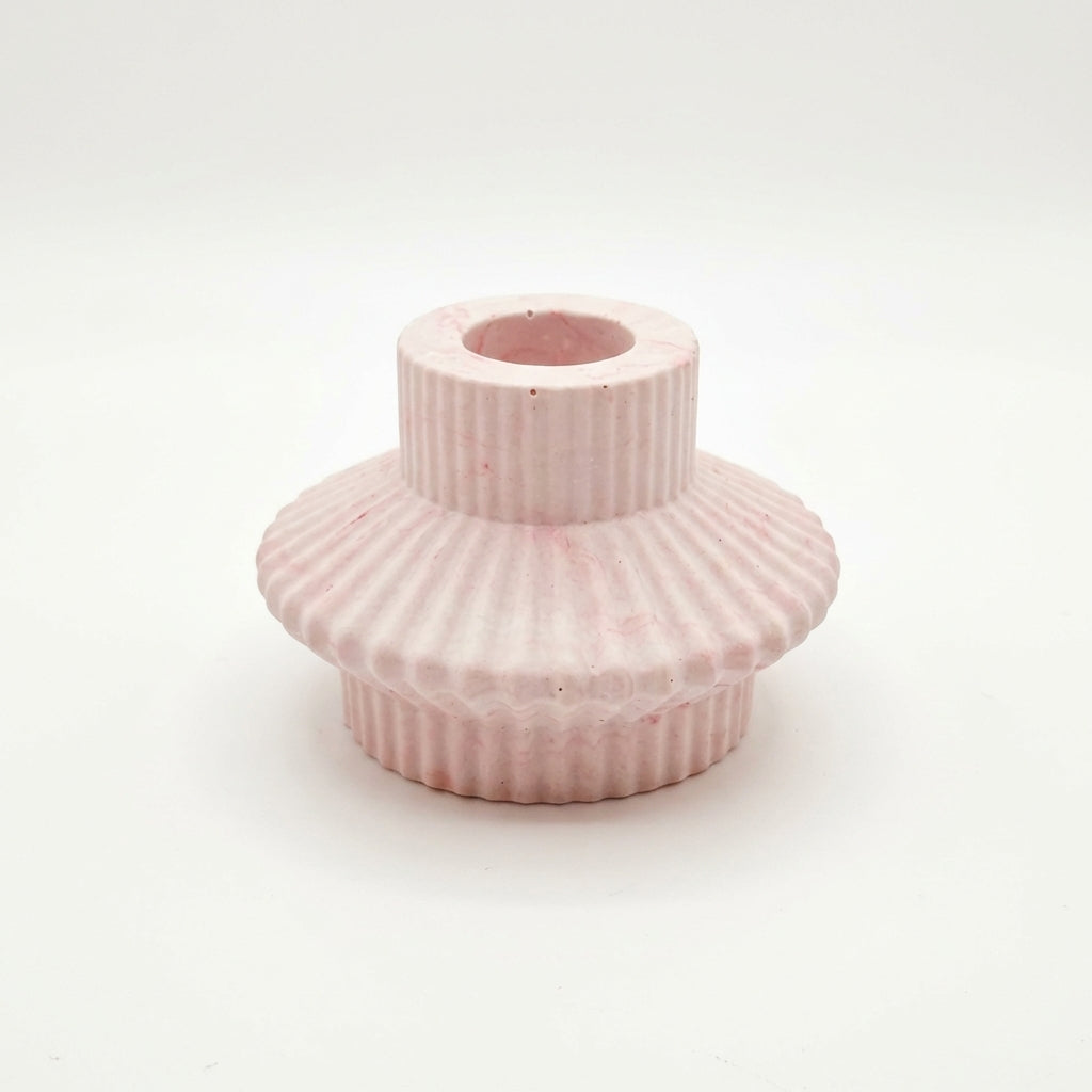 Bougeoir évasé jesmonite rose marbré pour chandelle - La Fabrique de l'Abeille