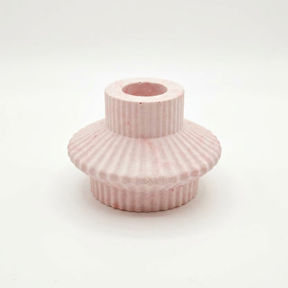 Bougeoir évasé jesmonite rose marbré pour chandelle - La Fabrique de l'Abeille