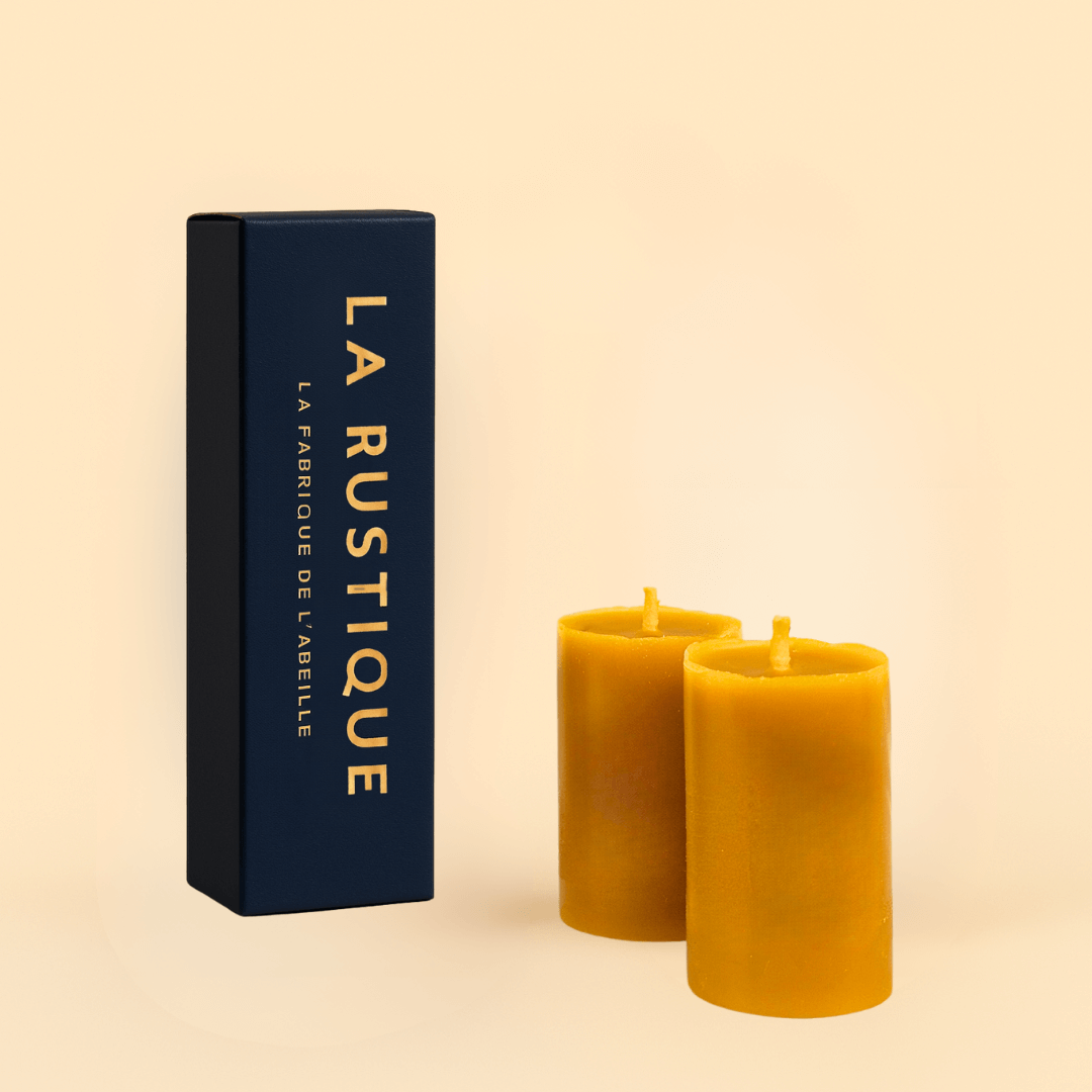 Bougie lisse en cire d’abeille naturelle – environ 12h de combustion, avec packaging “LA RUSTIQUE” de La Fabrique de l’Abeille, bougie artisanale sobre et écologique.
