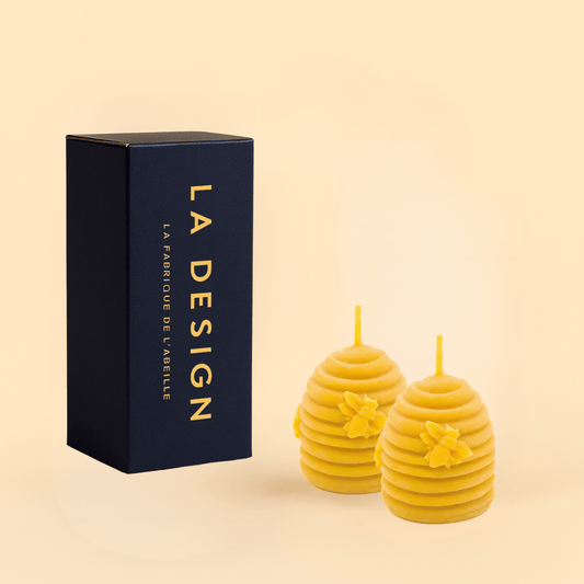 Bougie ruche en cire d’abeille naturelle – forme inspirée des alvéoles d’abeilles, avec packaging “LA DESIGN” de La Fabrique de l’Abeille, bougie artisanale décorative et écologique.