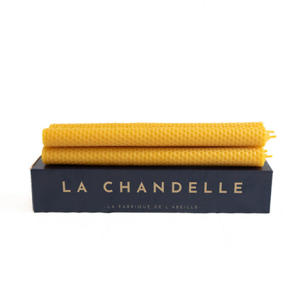 Lot de chandelles artisanales roulées en cire d’abeille naturelle, posées sur leur coffret bleu La Fabrique de l’Abeille – fabrication française

