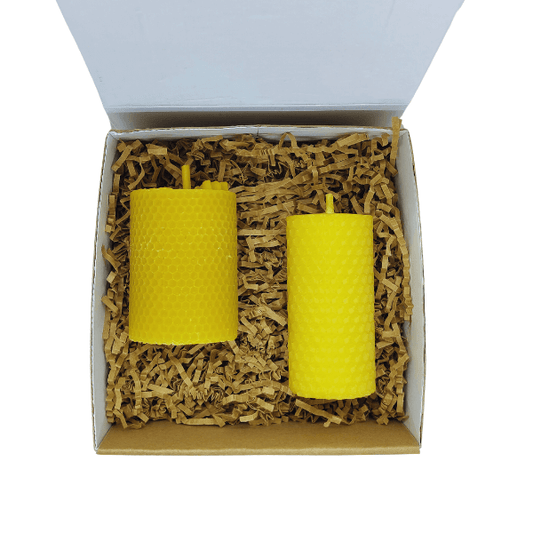 Vu de haut du coffret deux bougies en cire d'abeille 
