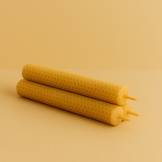  chandelles roulées en cire d’abeille naturelle, posées côte à côte sur un fond jaune assorti. Structure en feuille gaufrée avec motif alvéolé, mèche en cire, ambiance artisanale douce et chaleureuse.
