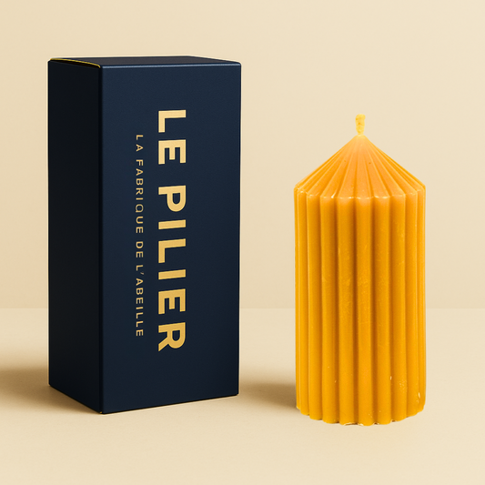 Bougie 'Cylindrique 30h' en cire d'abeille dans son emballage élégant, avec un design cylindrique.