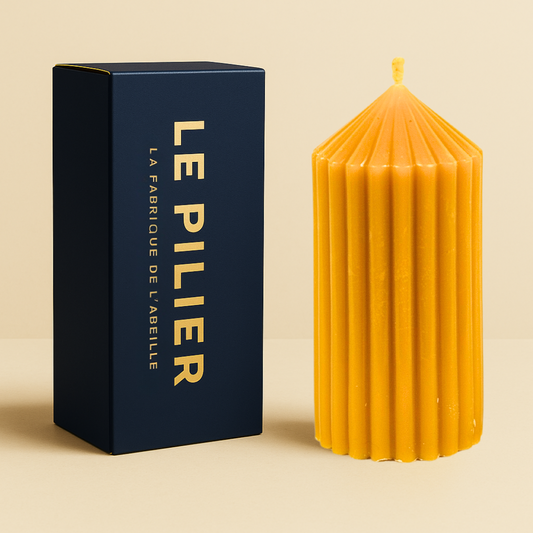 Bougie 'Cylindrique 40h' en cire d'abeille dans son emballage élégant, avec un design décoratif en forme de pilier.