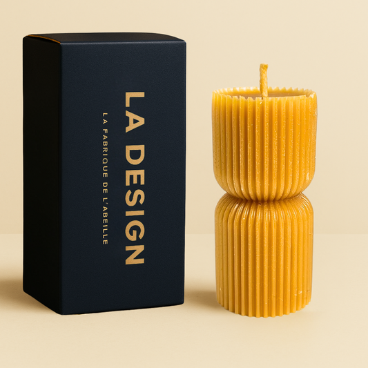 Bougie 'Totem 20h' en cire d'abeille dans son emballage élégant, avec un design en forme de totem.