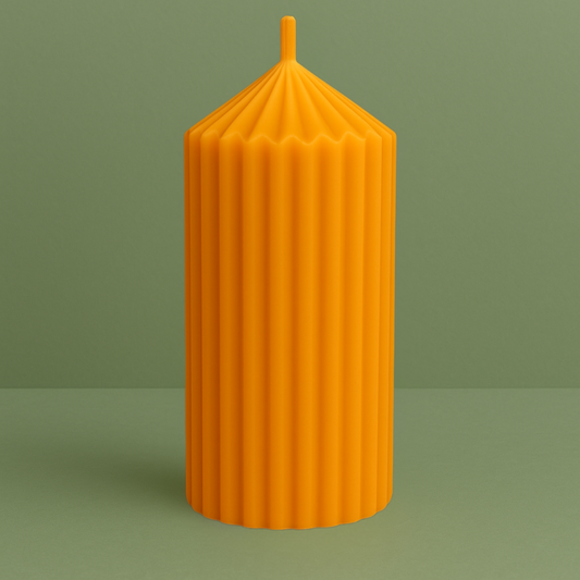 Bougie en cire d’abeille de forme totem striée, allongée et décorative, posée sur fond vert. Mèche en cire, design sculpté élégant.