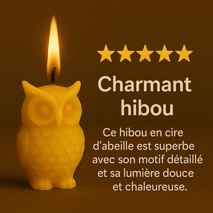 Bougie hibou en cire d’abeille allumée, présentée en situation sur fond chaleureux avec un avis client cinq étoiles en français.