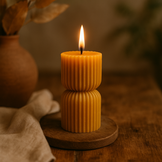 Bougie Corsé en cire d’abeille naturelle, allumée, posée sur une table en bois avec vase en terre cuite, tissu en lin et décor végétal flou en arrière-plan, ambiance artisanale et apaisante.