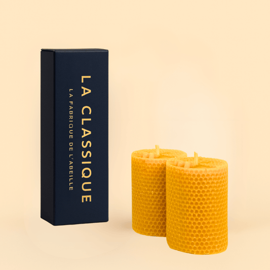 Bougie moulée en cire d’abeille naturelle – environ 20h de combustion, avec packaging “LA CLASSIQUE” de La Fabrique de l’Abeille, bougie artisanale sculptée et écologique.