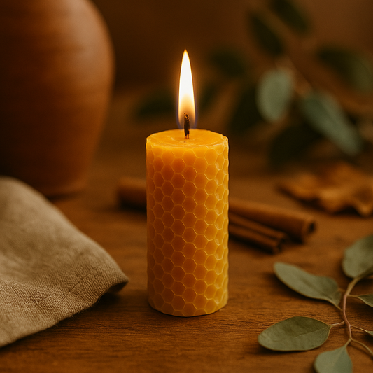 Bougie roulée en cire d’abeille naturelle, allumée, posée sur une table en bois avec un tissu en lin froissé, fleurs séchées et lumière chaude en arrière-plan, ambiance artisanale et apaisante.