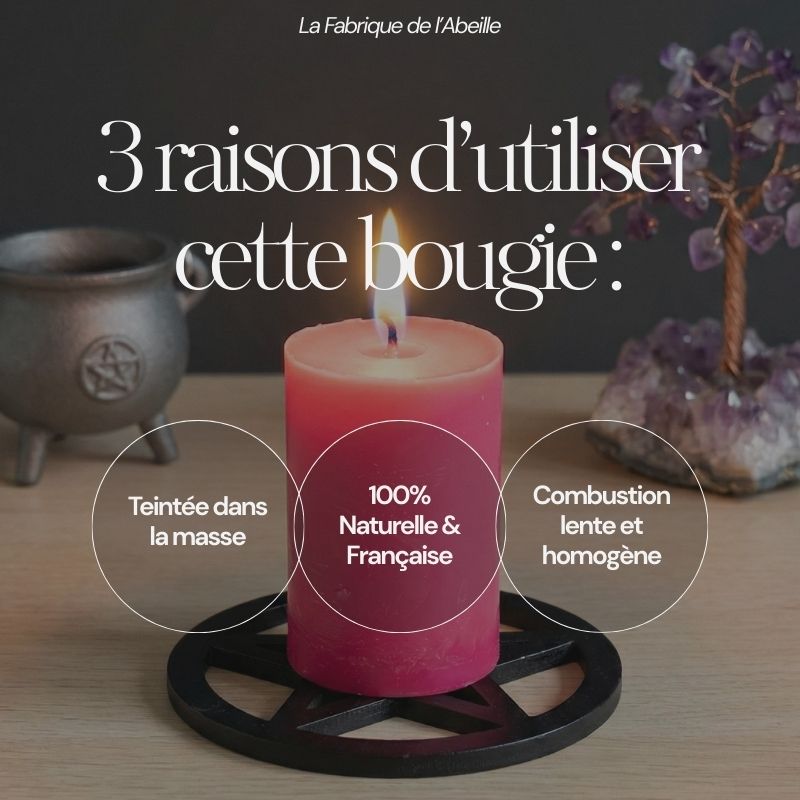 bougie rose pour rituel photographiée devant un chaudron et un arbre de jade