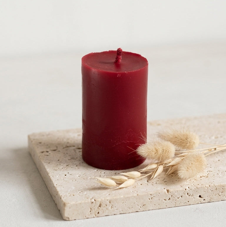 bougie rouge teintée dans la masse