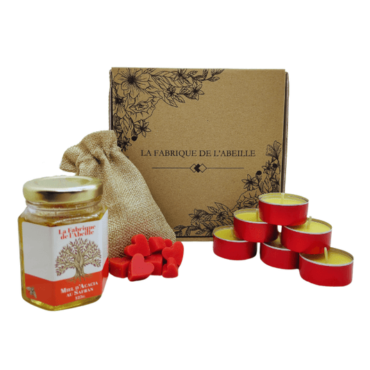 Coffret cadeau La Fabrique de l’Abeille avec bougies chauffe-plat en cire d’abeille, pot de miel au safran et pochon de petits cœurs rouges