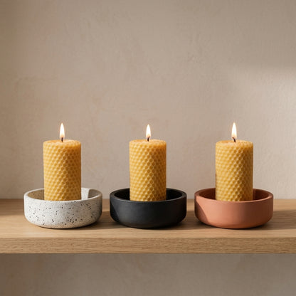 Coupelle pour bougie en jesmonite avec bougie roulée en cire d'abeille 10h - Granit, Noir, Terra Cotta - La Fabrique de l'Abeille
