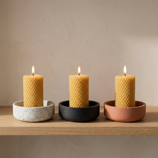 Coupelle pour bougie en jesmonite avec bougie roulée en cire d'abeille 10h - Granit, Noir, Terra Cotta - La Fabrique de l'Abeille