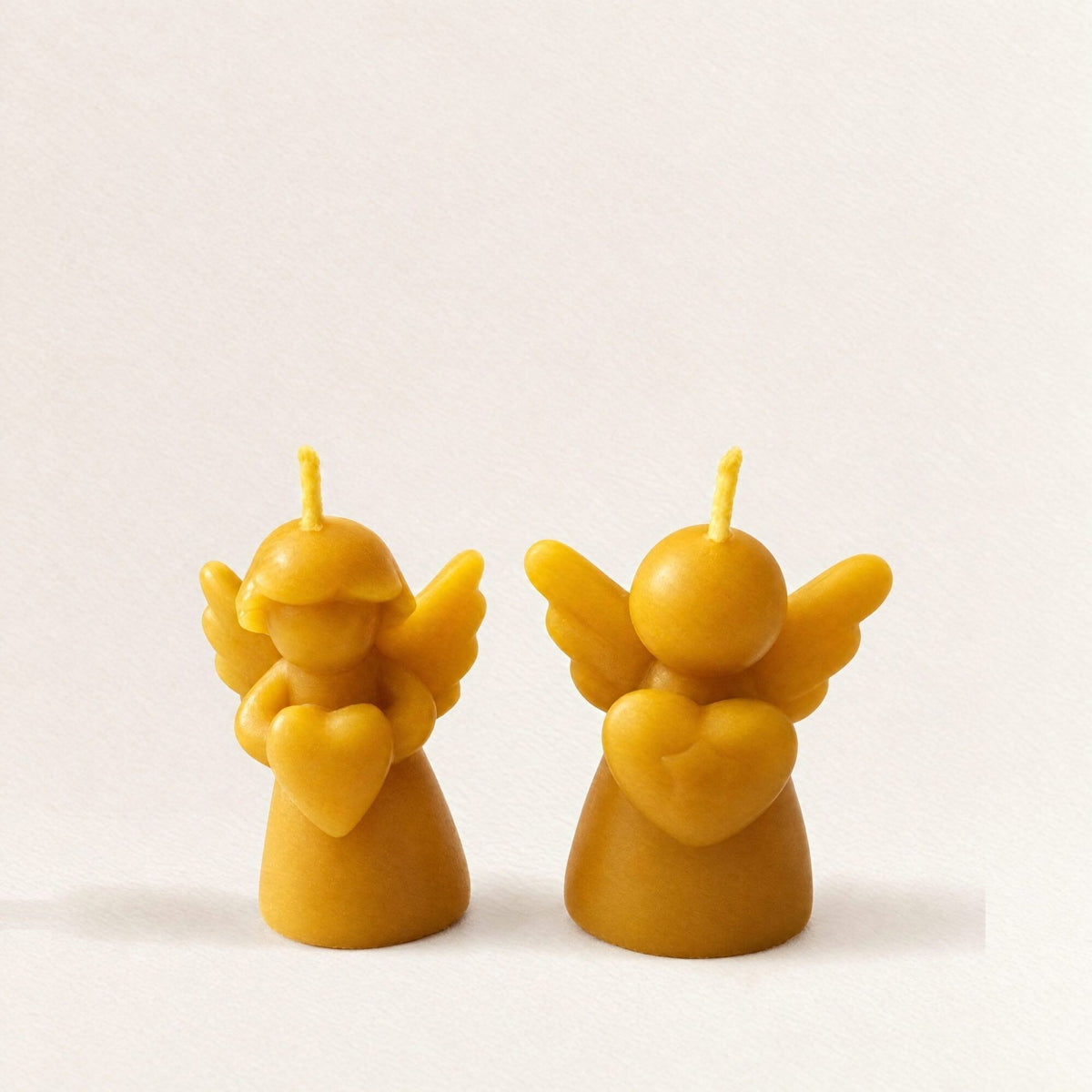 Duo d'anges en cire d'abeille, ange fille et ange garçon tenant un cœur - La Fabrique de l'Abeille