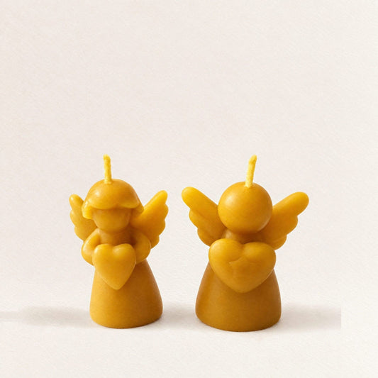 Duo d'anges en cire d'abeille, ange fille et ange garçon tenant un cœur - La Fabrique de l'Abeille