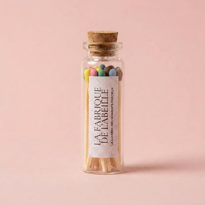 Fiole allumettes colorées incluses dans le coffret bougie cadeau pour maman