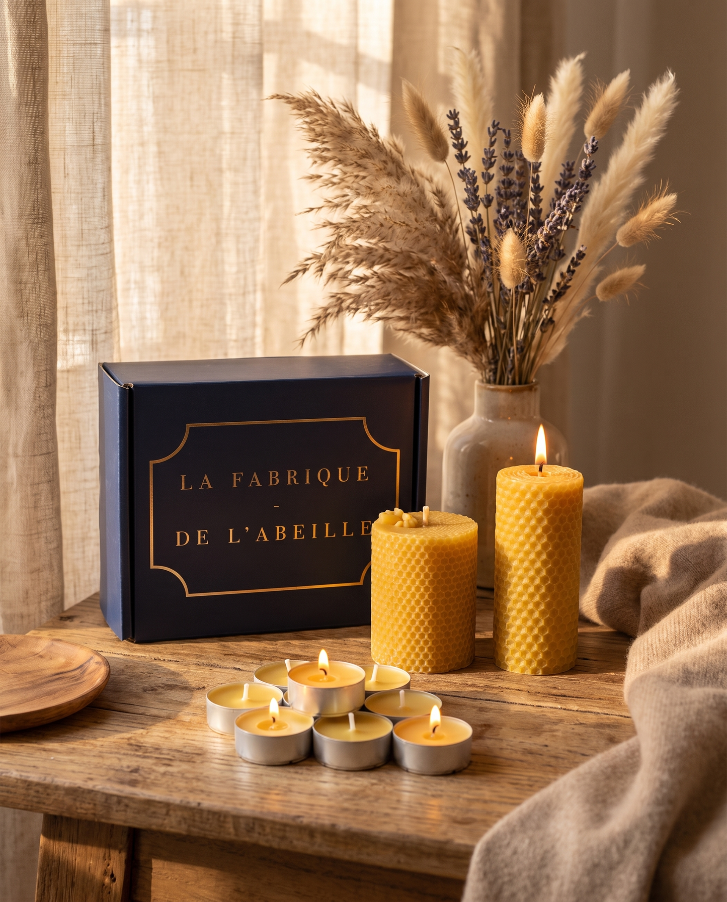Coffret Découverte La Fabrique de l'Abeille - bougie roulée 10h, bougie moulée 20h, lot de 10 chauffe-plats en cire d'abeille pure