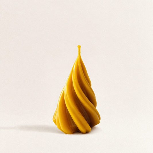 Petite bougie sapin de Noël design torsadé en cire d'abeille - La Fabrique de l'Abeille